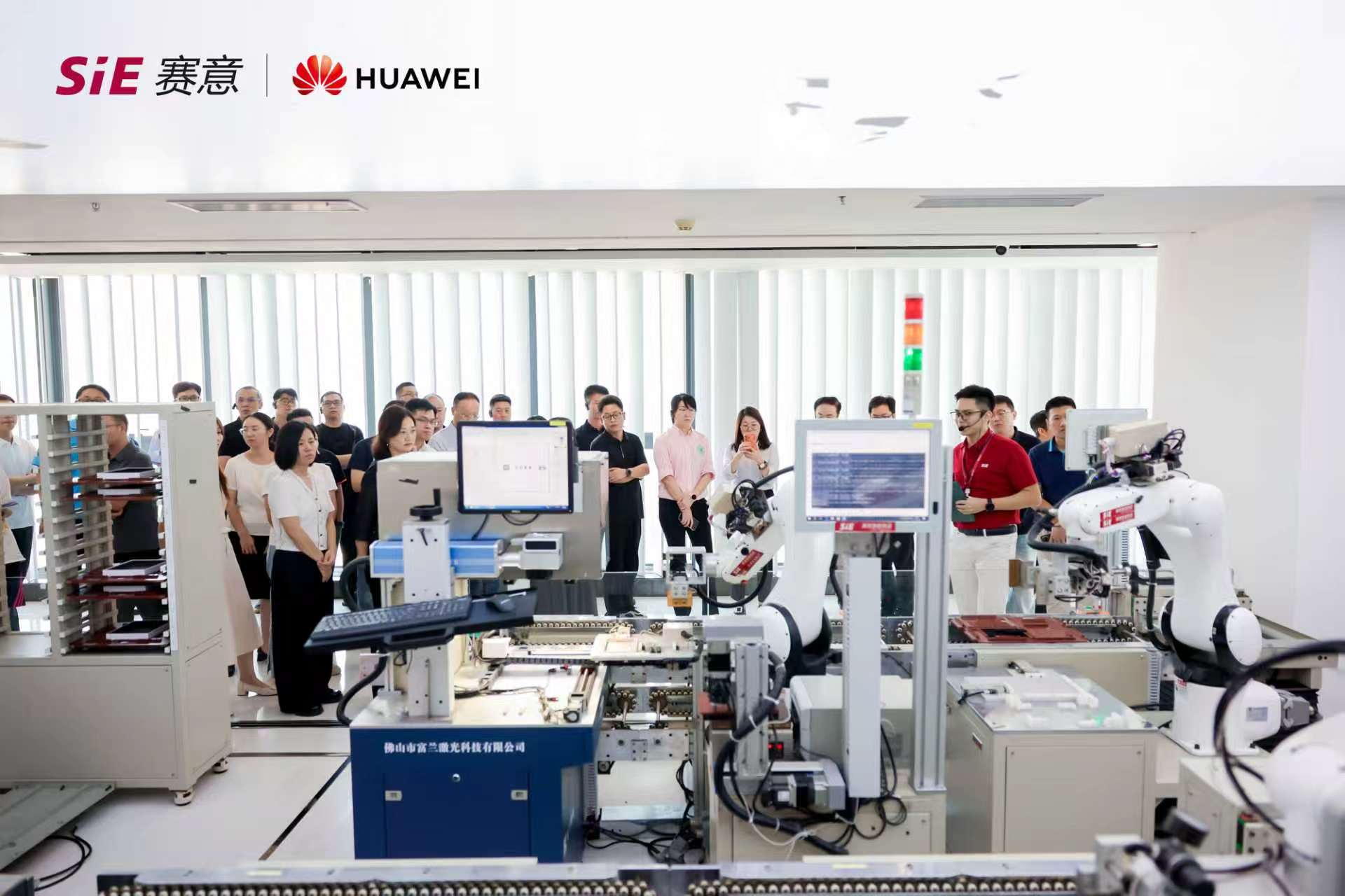 赛意信息展厅-产线参观.jpg